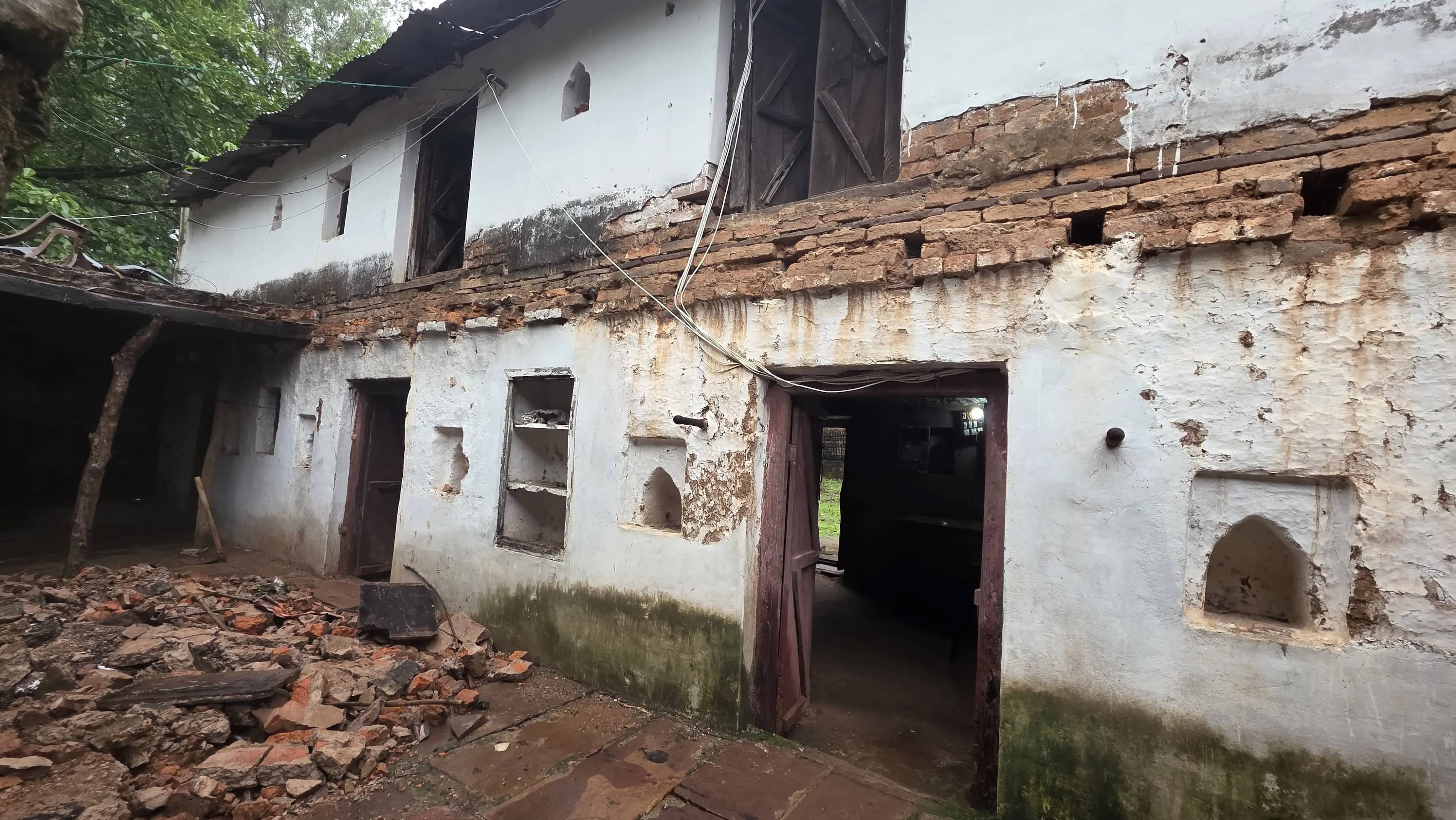 संरक्षित स्थल के जर्जर भवन में ड्यूटी करने मजबूर गार्ड