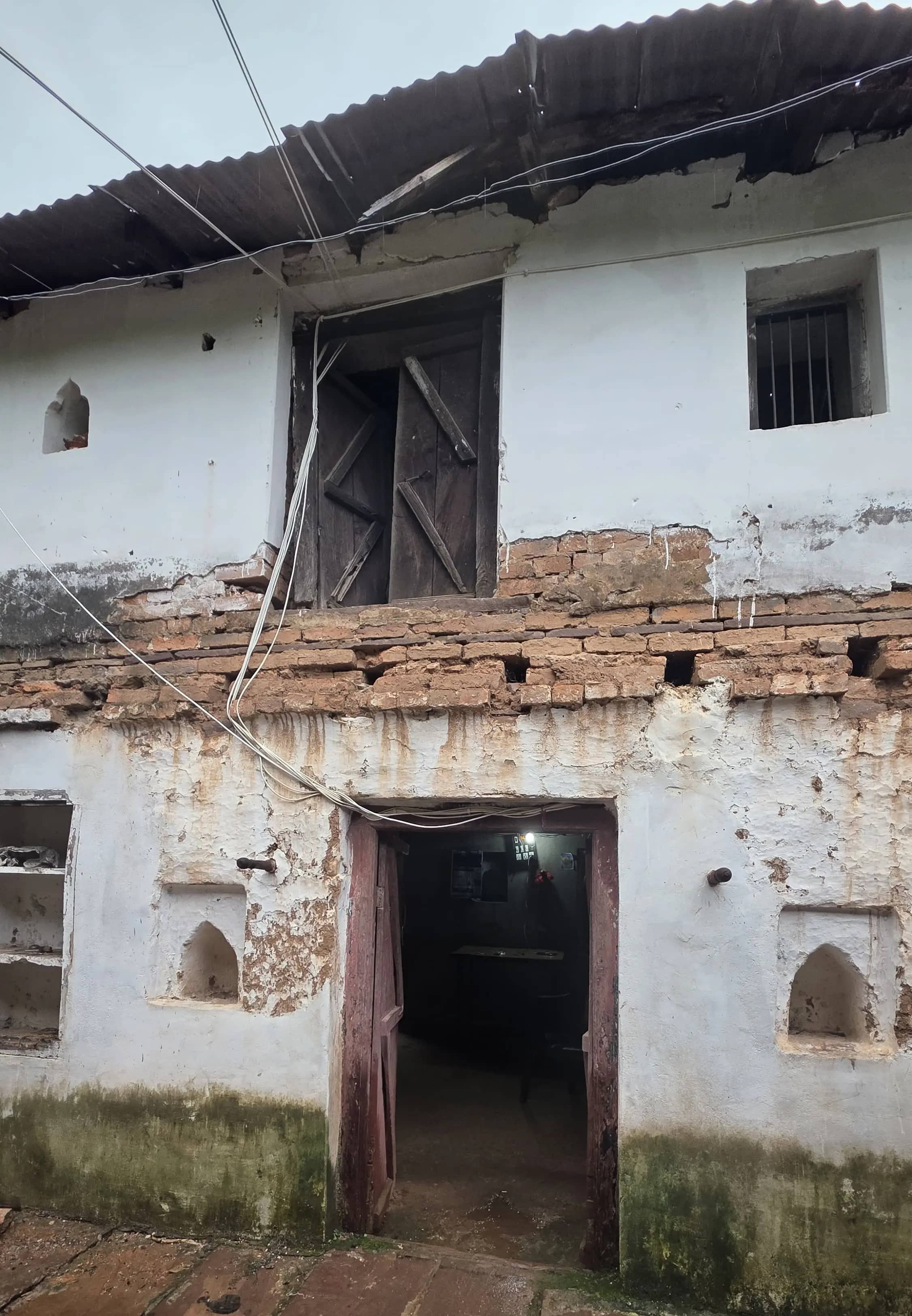 संरक्षित स्थल के जर्जर भवन में ड्यूटी करने मजबूर गार्ड