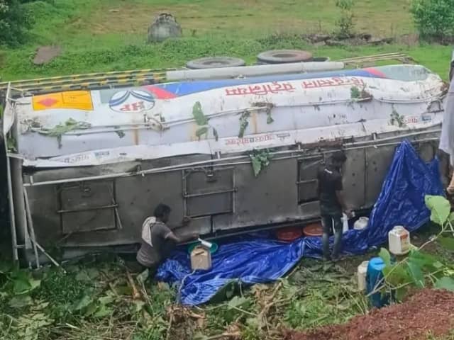 रिसाव की खबर फैलते ही डिब्बे लेकर पहुंचे ग्रामीण, पुलिस ने संभाला मोर्चा