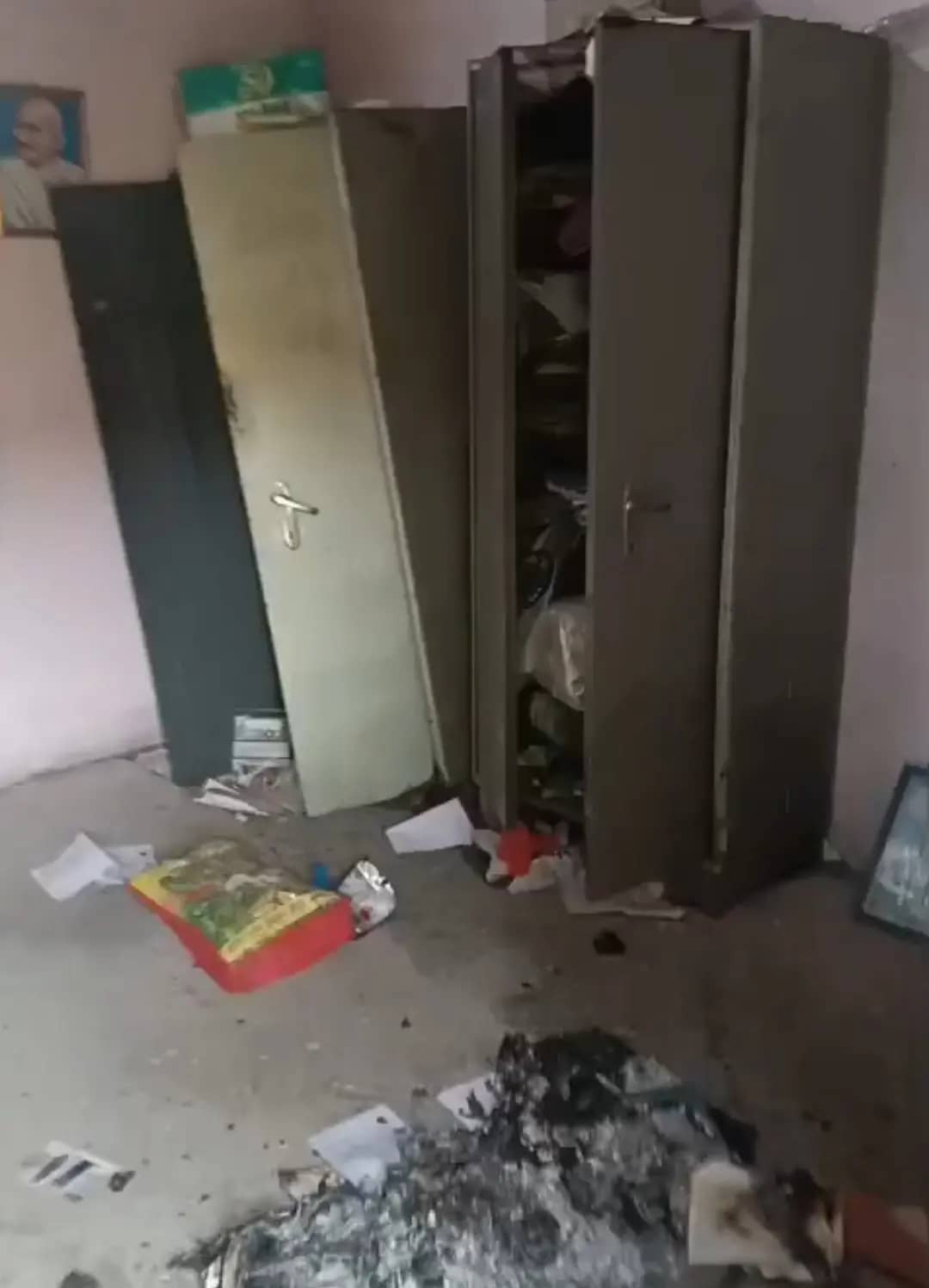 पंचायत भवन में नशे का वीडियो बहुप्रसारित, जले कागज और टूटी अलमारी से उठे सवाल