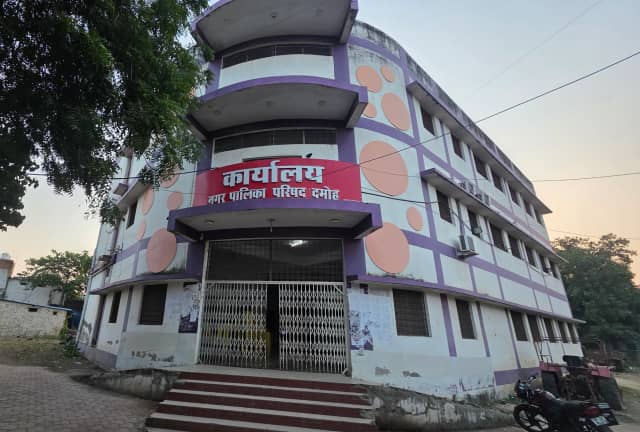 दमोह नगर पालिका अध्यक्ष मंजू राय को कारण बताओ नोटिस, बैठकों और निर्माण कार्यों पर उठे सवाल