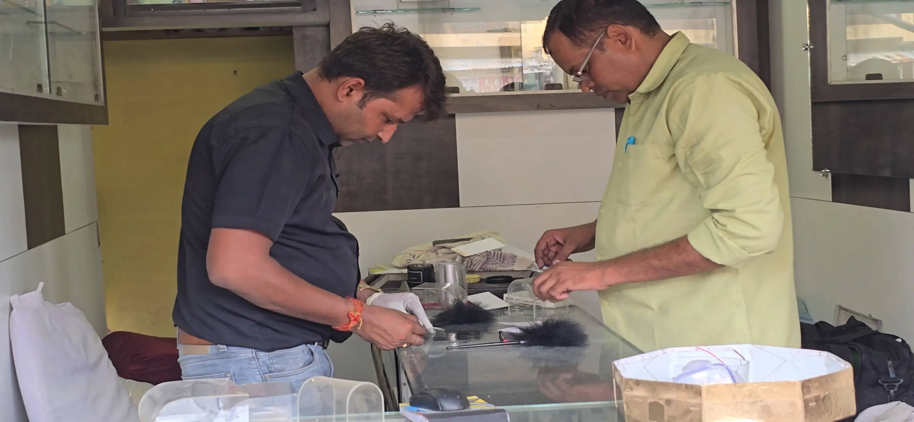 ज्वेलरी शॉप की दीवार में सेंधमारी, शातिर चोर ने 10 लाख के जेवरात किए पार
