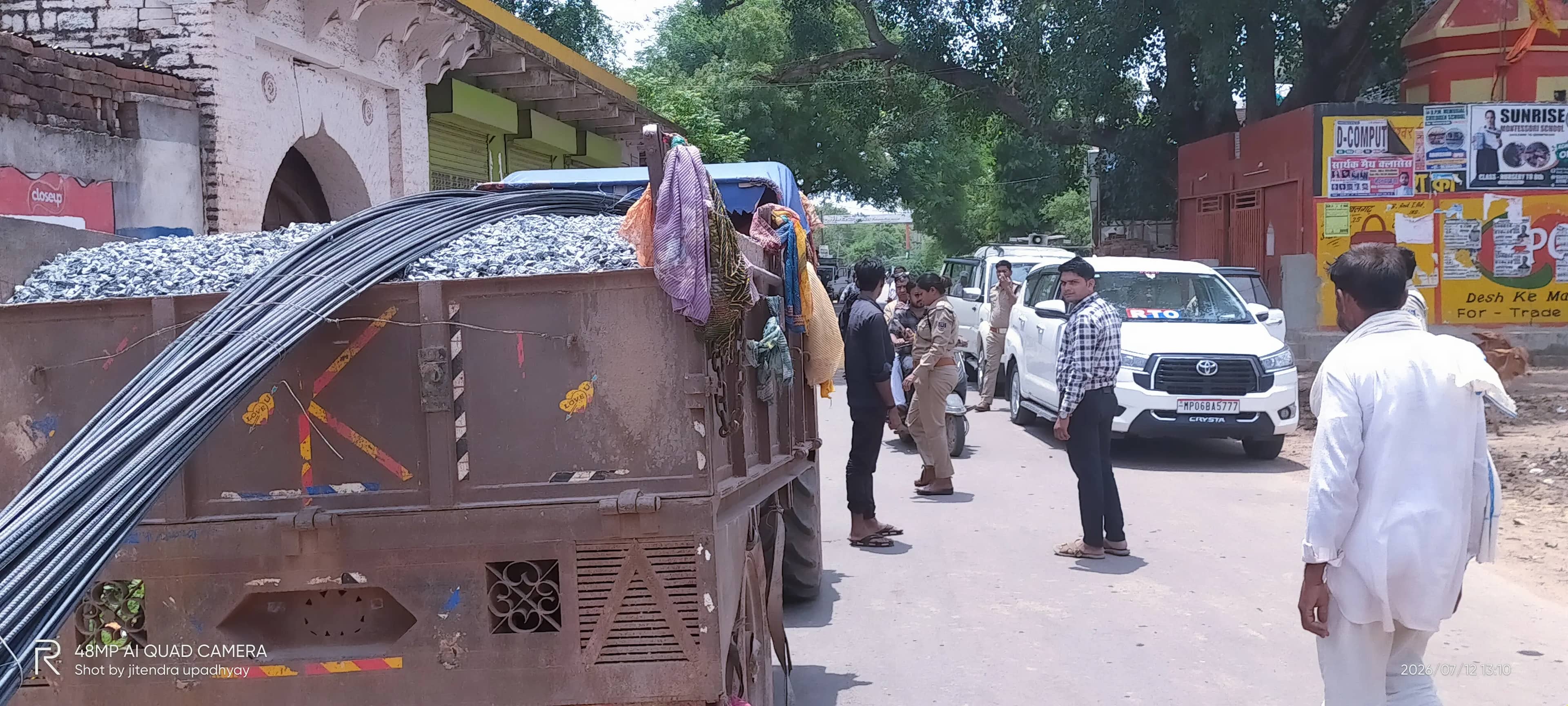 बिना नंबर प्लेट के 6 ट्रैक्टर-ट्रॉली जब्त; कई वाहनों के काटे चालान