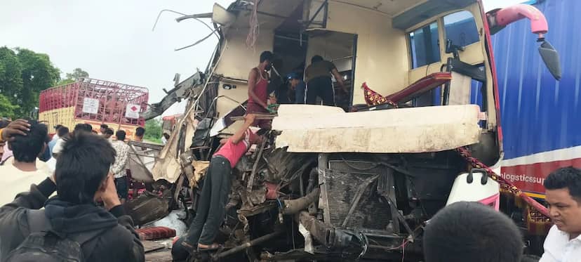 NH719 पर भीषण हादसा; नेपाल से पुणे जा रही बस गैस सिलेंडरों से भरे कैंटर और डंपर से टकाराई, नेपाली महिला की मौत, 15 घायल