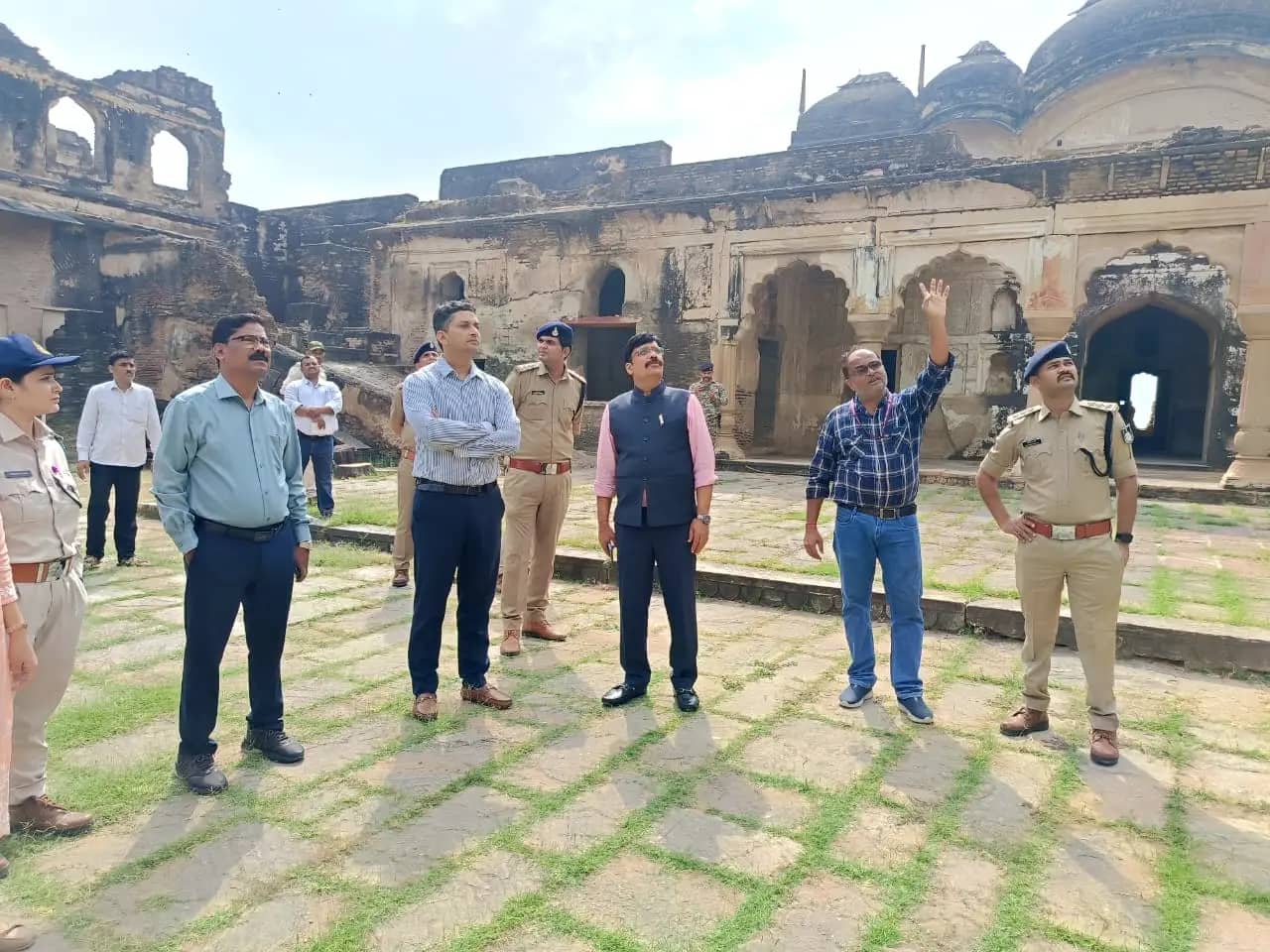 भिंड में अवैध रेत उत्खनन पर प्रशासन सख्त, कलेक्टर-एसएसपी ने अटेर किले से चंबल के घाटों तक किया निरीक्षण
