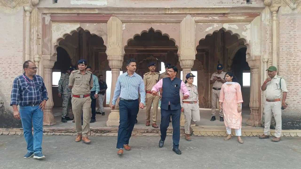 भिंड में अवैध रेत उत्खनन पर प्रशासन सख्त, कलेक्टर-एसएसपी ने अटेर किले से चंबल के घाटों तक किया निरीक्षण