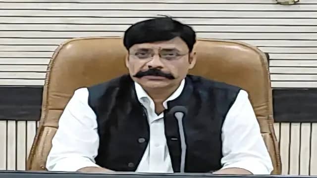 भिंड में सरकारी रिकॉर्ड रोकने और लगातार गैरहाजिरी पर सहायक ग्रेड-3 सस्पेंड, कलेक्टर ने की कार्रवाई