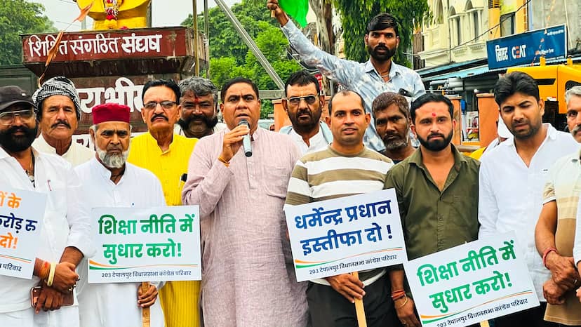 छात्रों पर लाठीचार्ज के विरोध में राष्ट्रपति के नाम सौंपा ज्ञापन