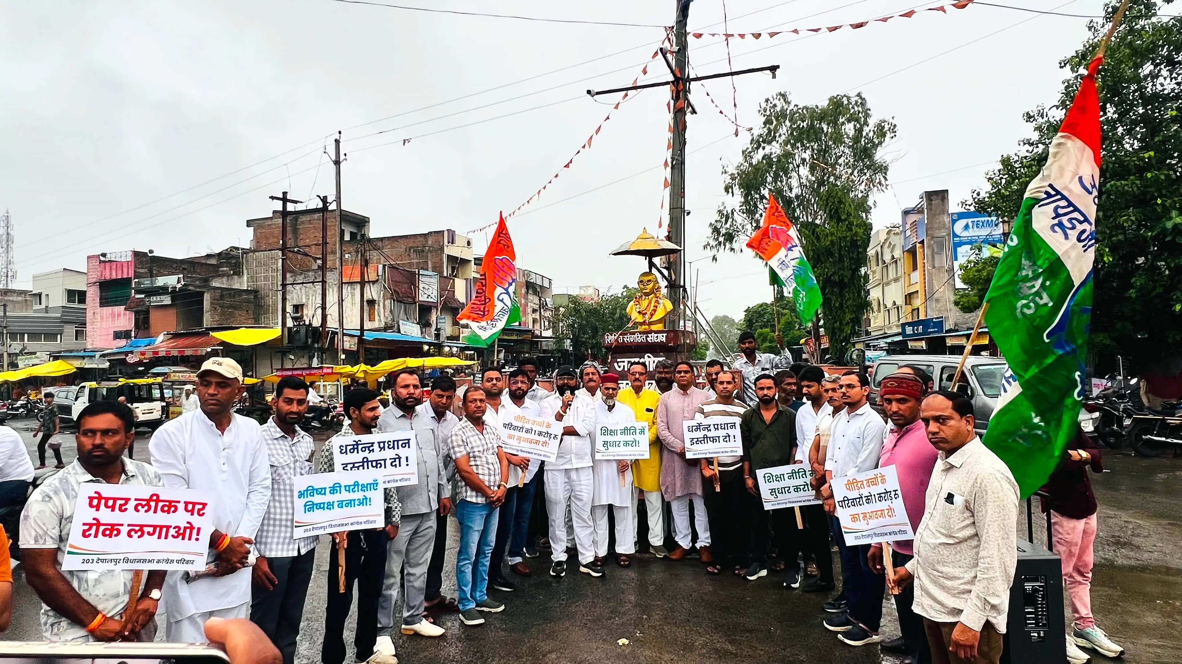 छात्रों पर लाठीचार्ज के विरोध में राष्ट्रपति के नाम सौंपा ज्ञापन