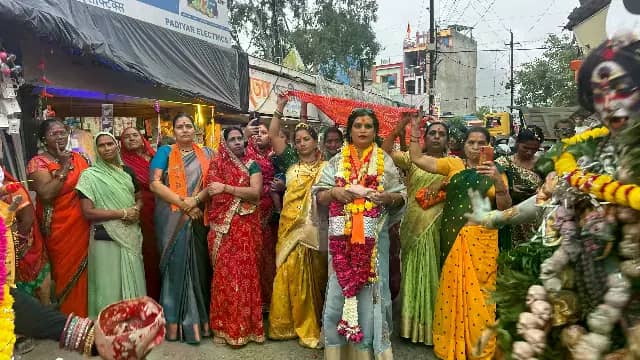 बेटमा में बाला दीदी किन्नर के नेतृत्व में निकली भव्य चुनरी यात्रा, मां अन्नपूर्णा को अर्पित की चुनरी