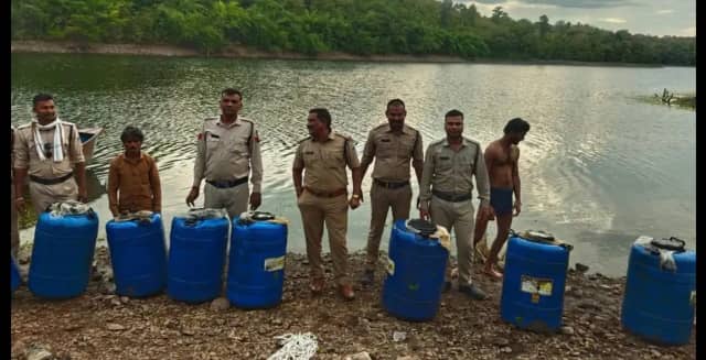 हरसूद में अवैध शराब के अड्डों पर पुलिस का छापा, जंगलों से 6 हजार लीटर महुआ लहान नष्ट