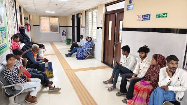 गुना जिला अस्पताल में शाम 5 बजे तक नहीं पहुंचे डॉक्टर, मरीज करते रहे इंतजार