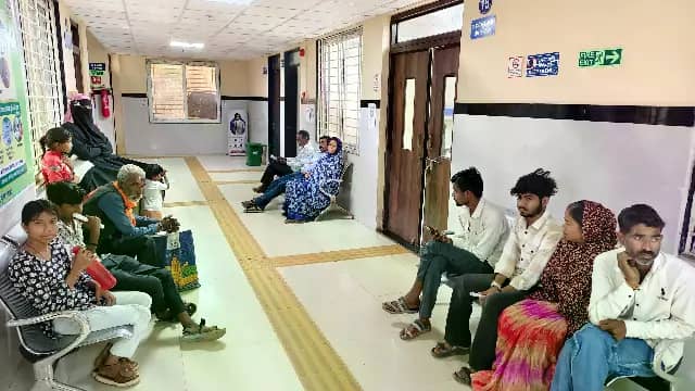 गुना जिला अस्पताल में शाम 5 बजे तक नहीं पहुंचे डॉक्टर, मरीज करते रहे इंतजार