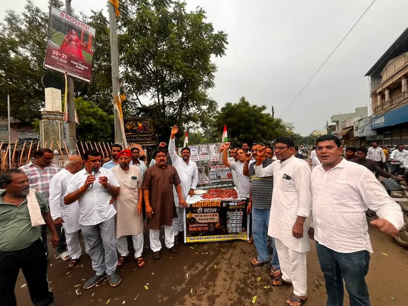 हरदा में हाथठेले पर प्याज और शक्कर लेकर निकले कांग्रेसी, जनता को बांटी एक-एक चुटकी शक्कर