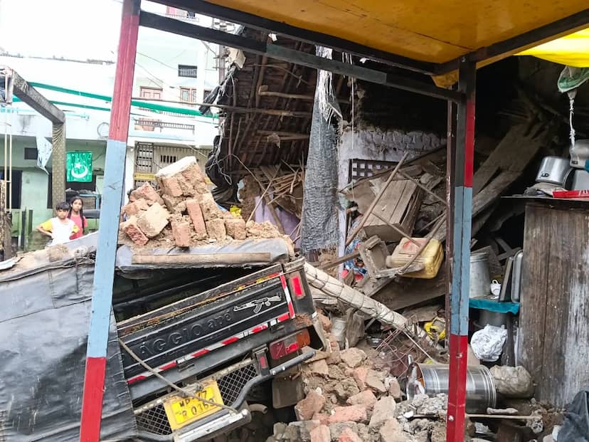 हरदा में जर्जर मकान की दीवार भरभराकर गिरी, ऑटो-बाइक क्षतिग्रस्त; टला बड़ा हादसा