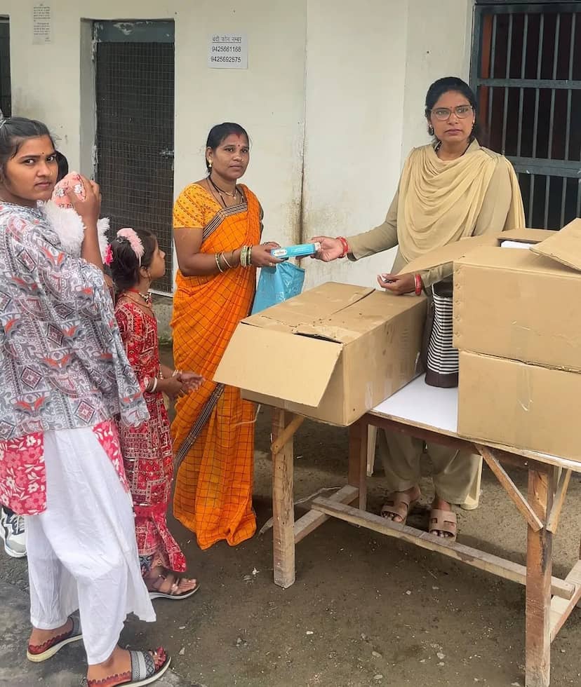 हरदा जेल में रक्षाबंधन पर भावुक हुए भाई-बहन, बहनों ने उपहार नहीं अपराध से दूर रहने का लिया वचन