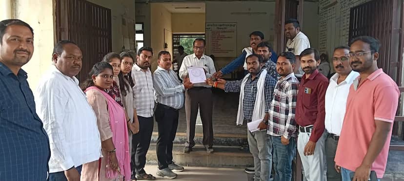 स्वामित्व योजना को लेकर पटवारियों का आंदोलन तेज, हरदा में ज्ञापन देकर ऑनलाइन कामों का बहिष्कार