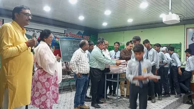 हरदा: पितृ मोक्ष अमावस्या पर कुंवर बाई ट्रस्ट की पहल, सैकड़ों बच्चों को बांटी कॉपी-पेन; छात्रावासों को दिए गीजर