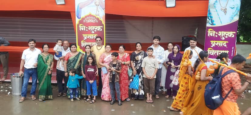  सीवन से कुबेरेश्वरधाम तक आस्था का सैलाब, वेलकम ग्रुप ने बारिश में भी कांवड़ियों की सेवा की