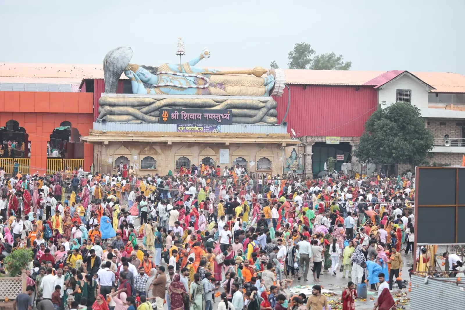 कुबेरेश्वरधाम में उमड़ा आस्था का सैलाब, 19 अगस्त से रुद्राक्ष वितरण बंद; सोमवार को सीवन तट से निकलेगी भव्य कांवड़ यात्रा