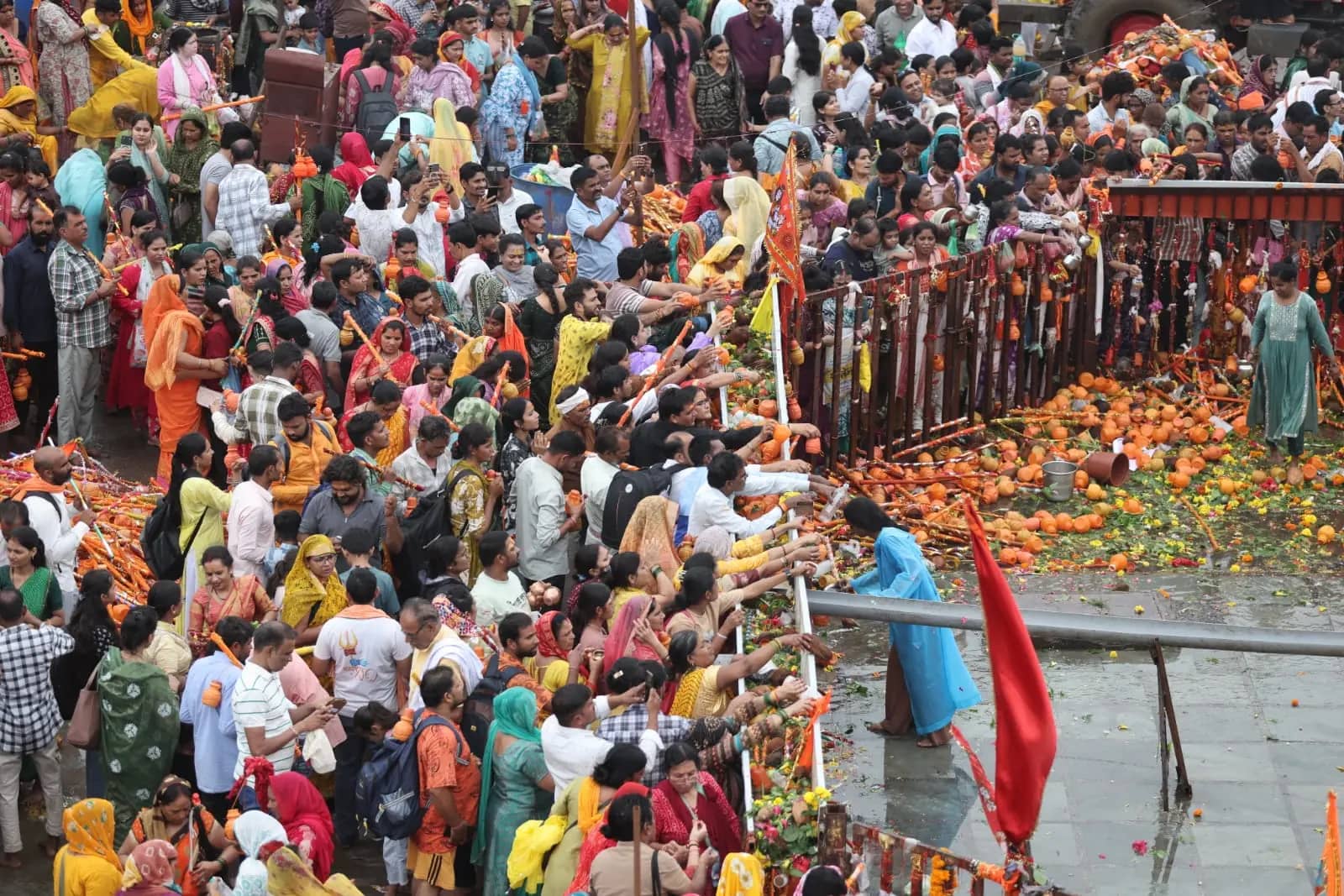 कुबेरेश्वरधाम में उमड़ा आस्था का सैलाब, 19 अगस्त से रुद्राक्ष वितरण बंद; सोमवार को सीवन तट से निकलेगी भव्य कांवड़ यात्रा