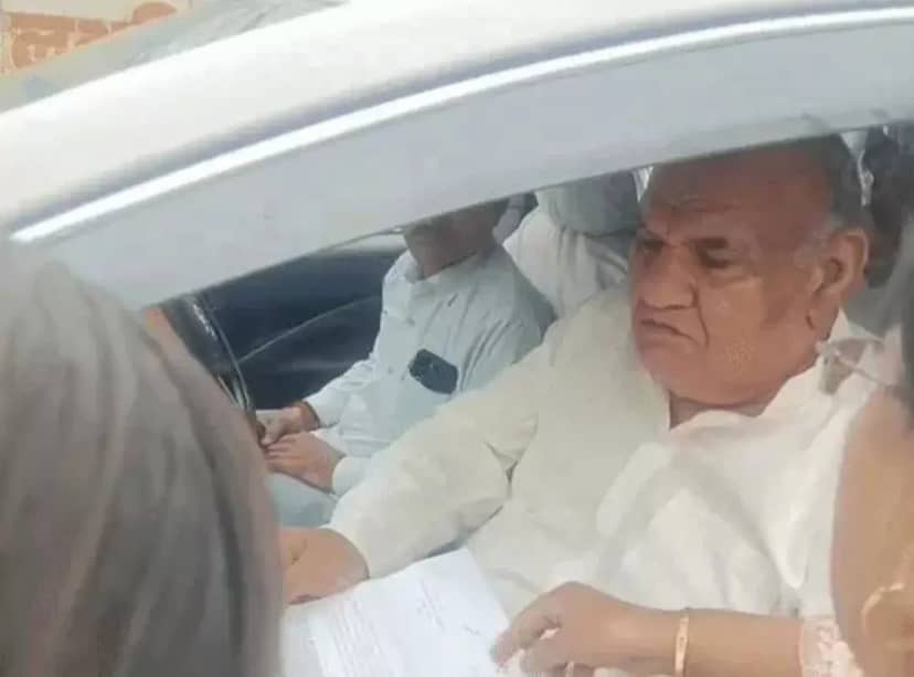 महिलाओं के चेंजिंग रूम में घड़ी के अंदर हिडन कैमरा! बिलकिसगंज अस्पताल में हड़कंप, मंत्री का काफिला रोका