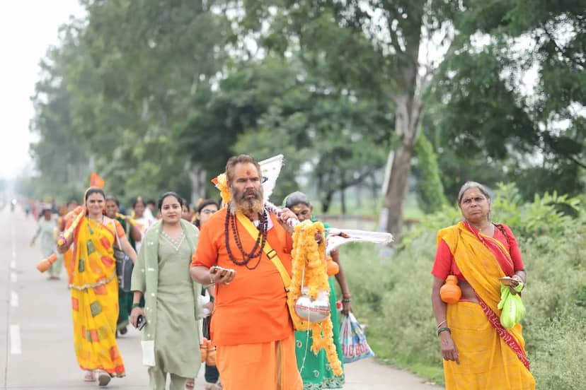  सीहोर में सीवन नदी से अब भी उठ रहीं कांवड़ें, कुबेरेश्वर धाम में भक्ति का महासागर; रक्षा बंधन पर होगा मंगल तिलक