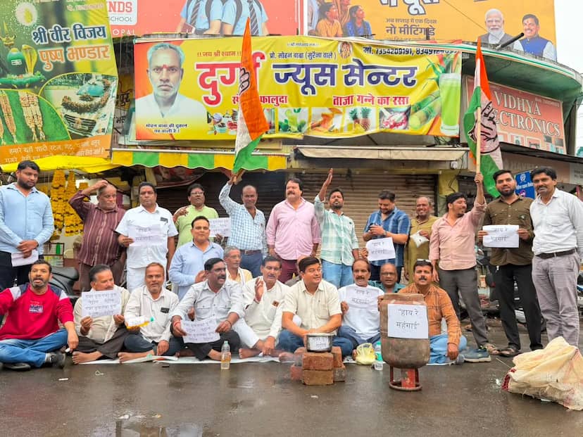 महंगाई के विरोध में सड़क पर उतरी कांग्रेस, गन्ने से बने एथेनॉल वाले पेट्रोल से चूल्हा जलाकर बनाई चाय