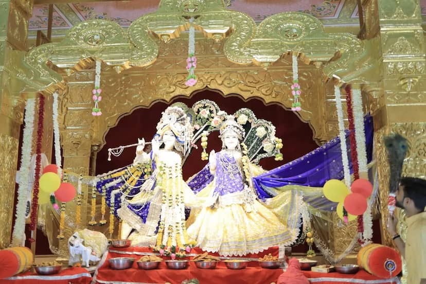 सीहोर: कुबेरेश्वरधाम में राधाष्टमी पर उमड़ा आस्था का सैलाब, चांदी के कलशों से हुआ राधा-कृष्ण का महाभिषेक
