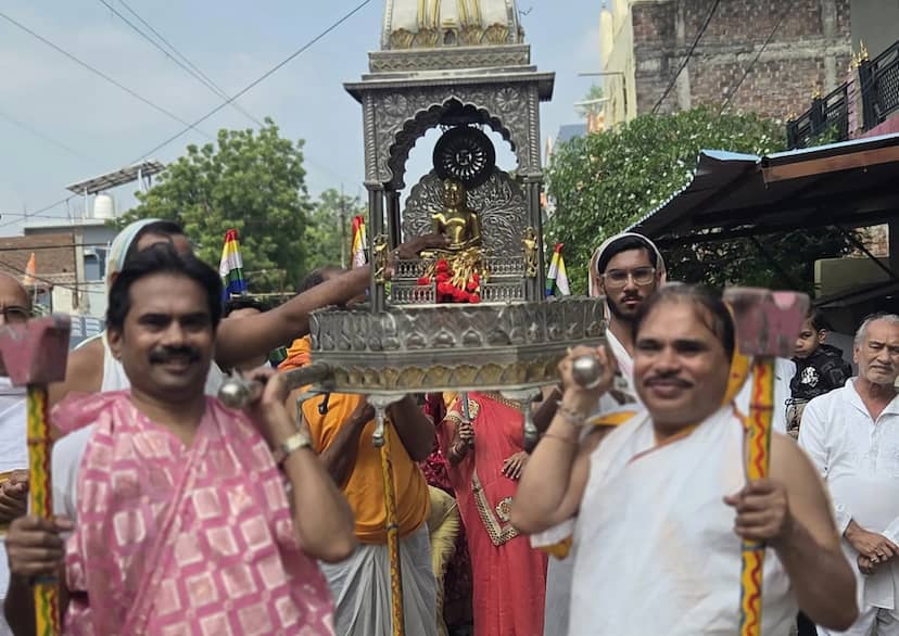 ब्रह्मपुरी जैन मंदिर से निकली भव्य जल यात्रा, पालकी में विराजे भगवान महावीर; श्रद्धालुओं ने किया अभिषेक-पूजन