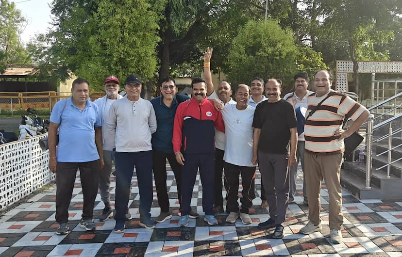 सीहोर में उम्र को मात दे रही योग की पाठशाला, 84 की उम्र में भी चरण सिंह की ऊर्जा युवाओं को दे रही संदेश