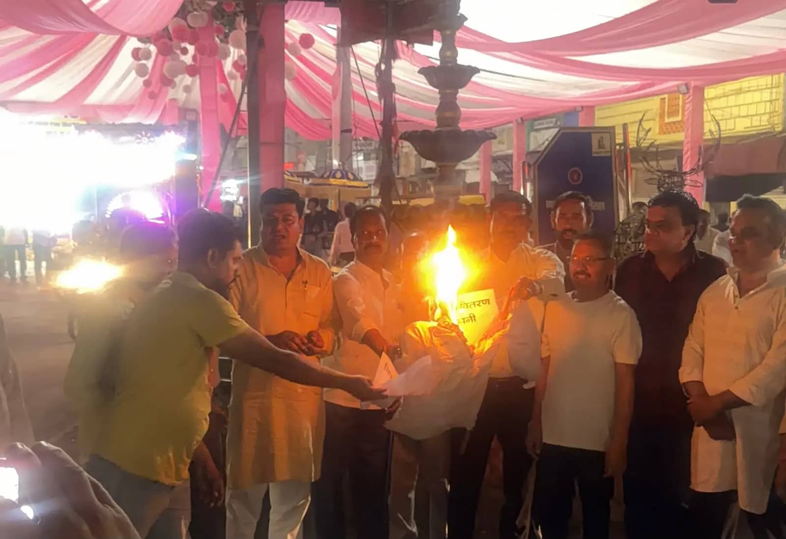 सीहोर में अघोषित बिजली कटौती पर कांग्रेस का प्रदर्शन, नवरात्रि में कटौती हुई तो उग्र आंदोलन की चेतावनी