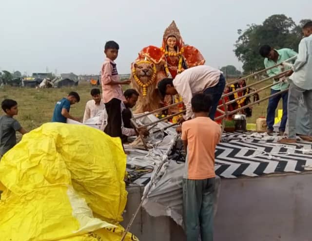 सीहोर में बारिश का पलटवार, हवन के बीच गिरा दुर्गा पंडाल; दशहरे की तैयारी हुई प्रभावित