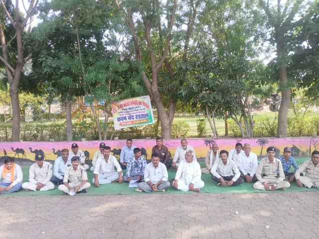सीहोर में कोटवारों की हड़ताल से राजस्व कामकाज प्रभावित, 28 अक्टूबर तक धरना जारी रखने का ऐलान