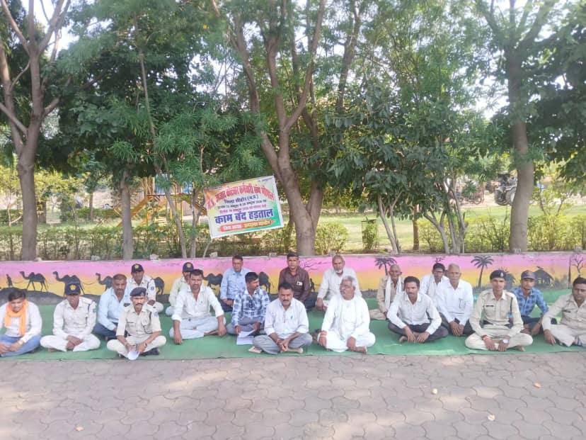 सीहोर में कोटवारों की हड़ताल से राजस्व कामकाज प्रभावित, 28 अक्टूबर तक धरना जारी रखने का ऐलान