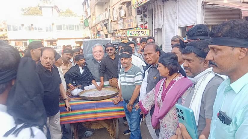विदिशा में कांग्रेस ने मनाया काला दिवस, राहुल गांधी की गिरफ्तारी के विरोध में निकाला प्रदर्शन