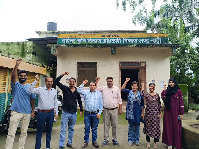 E-HRMS अटेंडेंस के विरोध में कृषि विस्तार अधिकारियों का आंदोलन, बाड़ी में किया प्रदर्शन, अनिवार्य ऑनलाइन उपस्थिति का विरोध