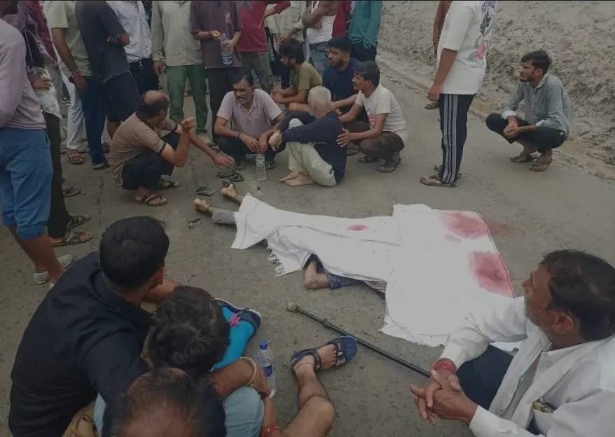 बाड़ी में बेकाबू डंपर ने बाइक सवार को कुचला; बावई के राज की मौके पर मौत, बहन-भाई घायल