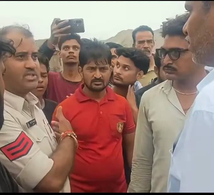 बाड़ी में बेकाबू डंपर ने बाइक सवार को कुचला; बावई के राज की मौके पर मौत, बहन-भाई घायल