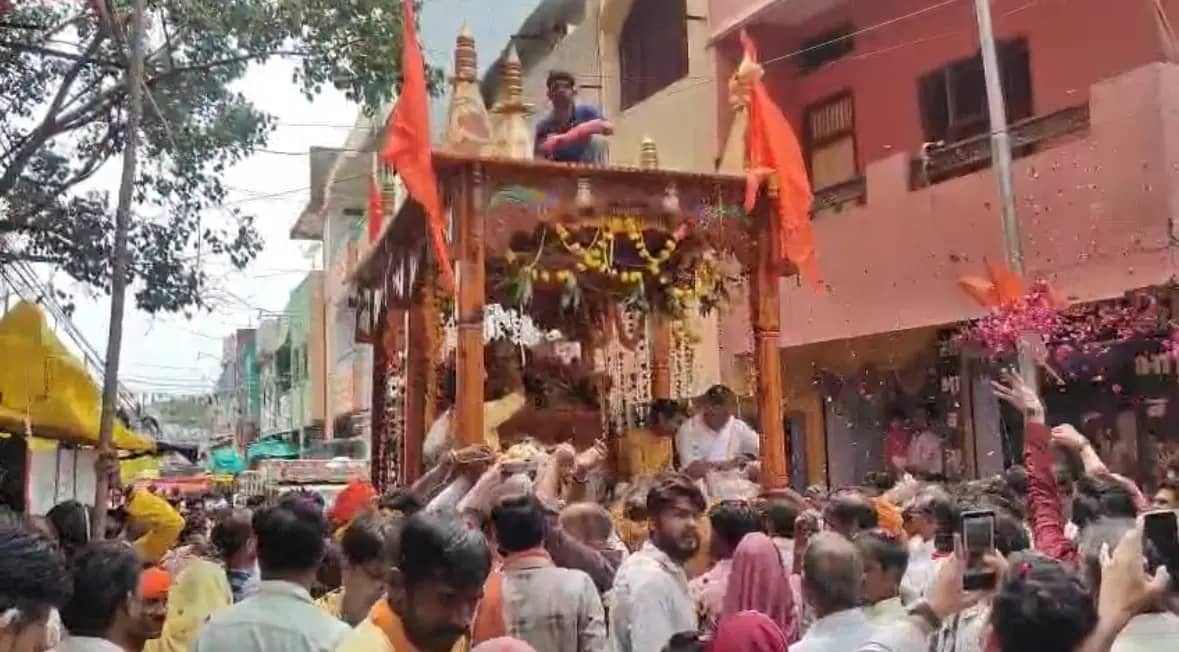 जगन्नाथ का भात जगत पसारे हाथ: नए रथ पर निकली भगवान जगदीश स्वामी की भव्य रथयात्रा