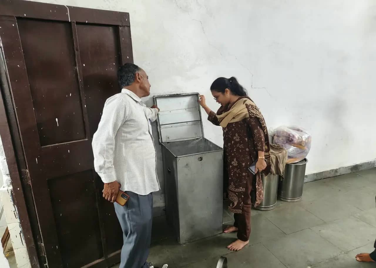बेगमगंज में छात्रावास का एसडीएम ने किया निरीक्षण, छात्रों के साथ बैठकर किया भोजन