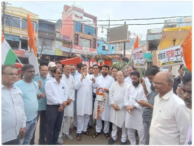 महंगाई के विरोध में रायसेन और सांची में कांग्रेस का प्रदर्शन, खाली सिलेंडर-शक्कर की थैली लेकर निकली रैली