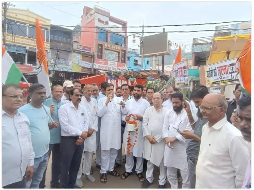 महंगाई के विरोध में रायसेन और सांची में कांग्रेस का प्रदर्शन, खाली सिलेंडर-शक्कर की थैली लेकर निकली रैली