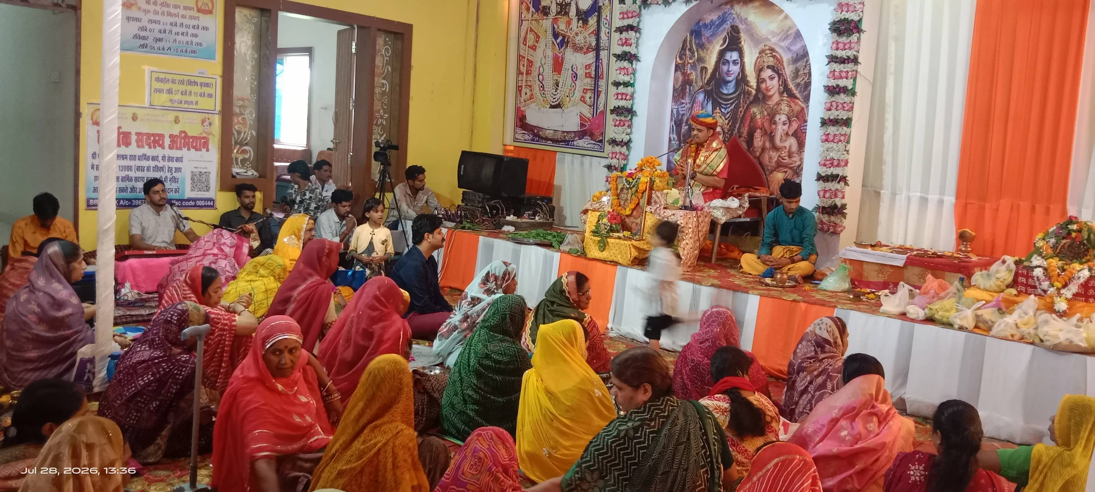 महिलाओं ने बनाए पार्थिव शिवलिंग, रुद्राक्ष वितरण की तैयारी