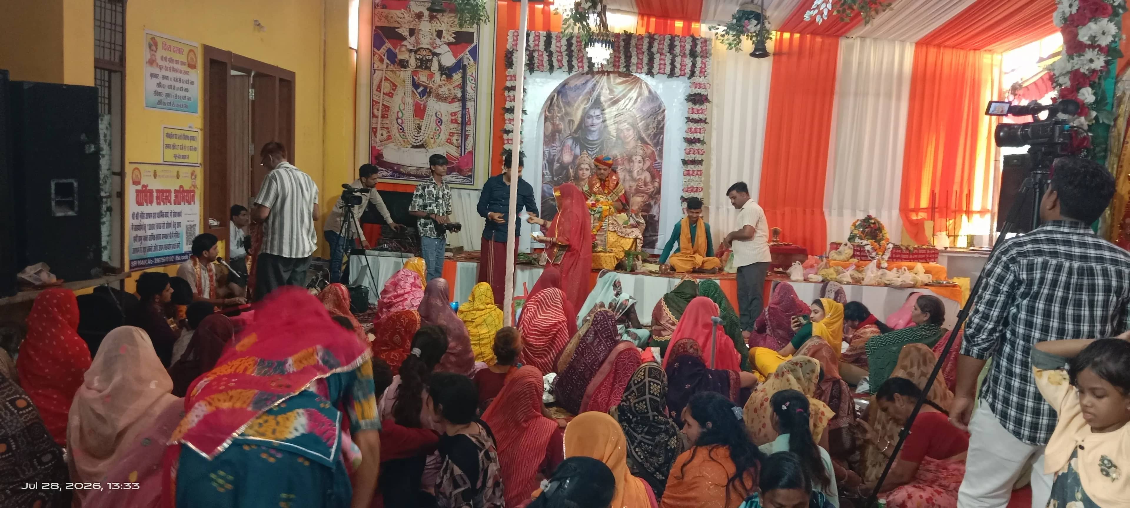 महिलाओं ने बनाए पार्थिव शिवलिंग, रुद्राक्ष वितरण की तैयारी