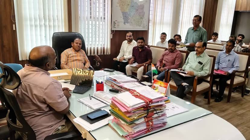 सांदीपनि स्कूलों की बस सुविधा की कलेक्टर ने की समीक्षा, रूट रैशनलाइजेशन के दिए निर्देश