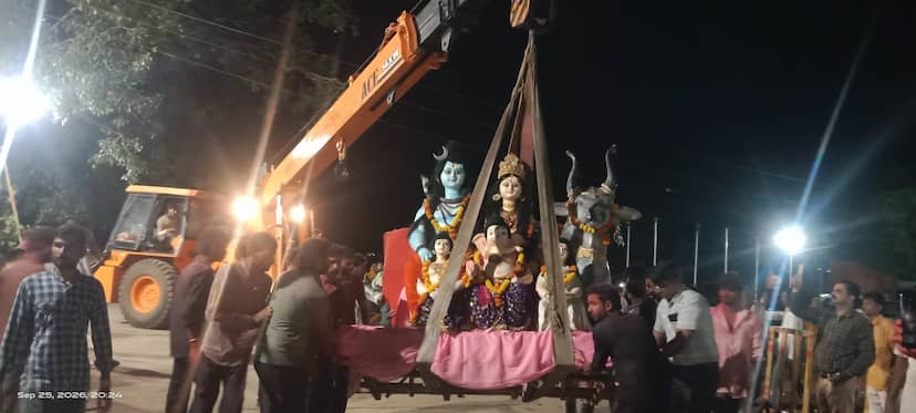 खिलचीपुर में डीजे और जयकारों के बीच बप्पा को विदाई, गाड़गंगा नदी में क्रेन से बड़ी प्रतिमाओं का विसर्जन