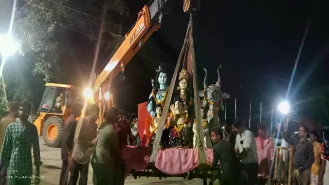 खिलचीपुर में डीजे और जयकारों के बीच बप्पा को विदाई, गाड़गंगा नदी में क्रेन से बड़ी प्रतिमाओं का विसर्जन