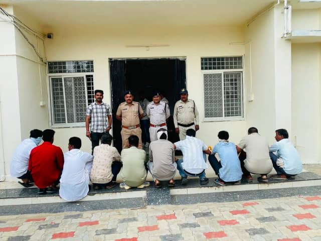 खिलचीपुर में जुए के अड्डे पर पुलिस की दबिश, 8 आरोपी पकड़े; ₹2.75 लाख का मशरूका जब्त