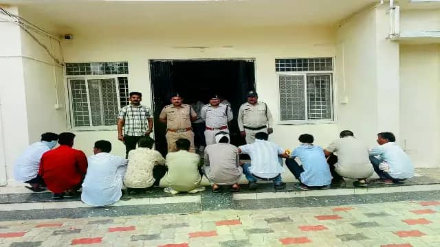 खिलचीपुर में जुए के अड्डे पर पुलिस की दबिश, 8 आरोपी पकड़े; ₹2.75 लाख का मशरूका जब्त